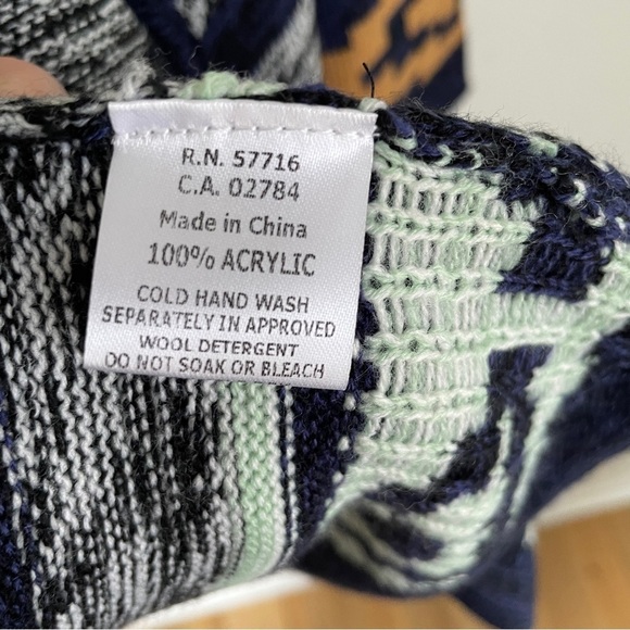 Papillon open face hooded cardigan with Aztec type print - Picture 4 of 5